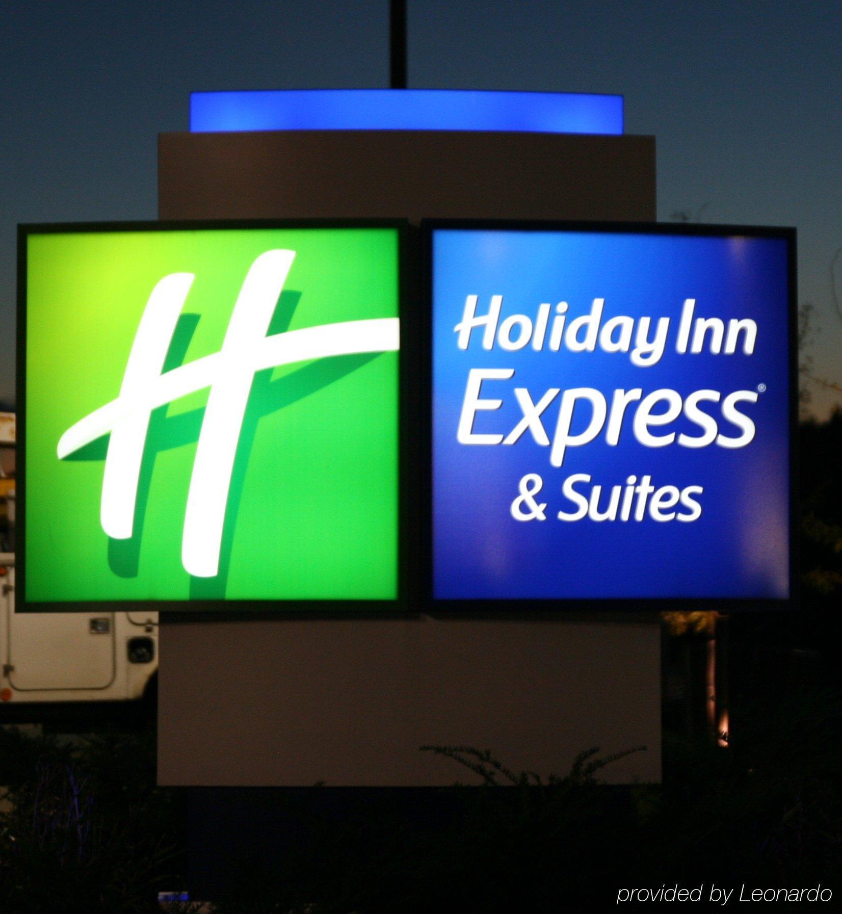 Holiday Inn Express & Suites Youngstown West I 80, An Ihg Hotel Exterior photo